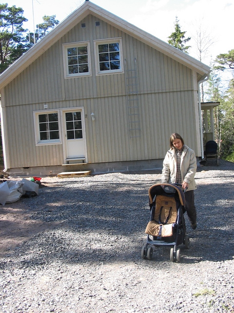 Ma utanför huset (click to zoom)